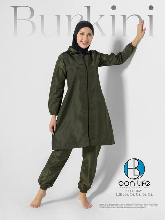 لقطة كاملة للموديل ترتدي مايوه شرعي Bon Life زيتي سادة كود 1026 بتصميم مانطو بسحاب.