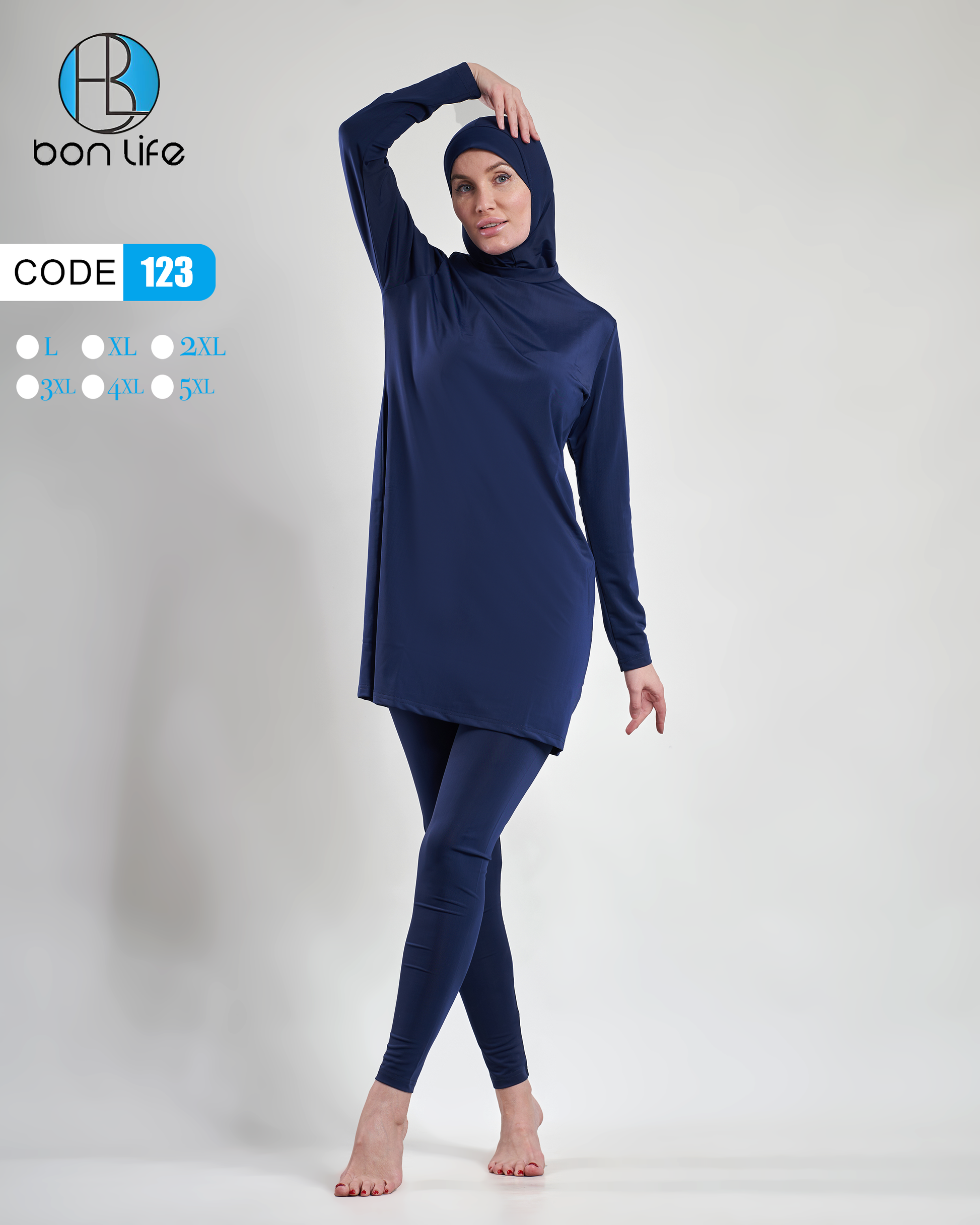 لقطة كاملة للموديل بوضعية مريحة تبرز المظهر الكلاسيكي والأنيق لمايوه السباحة الشرعي Bon Life.