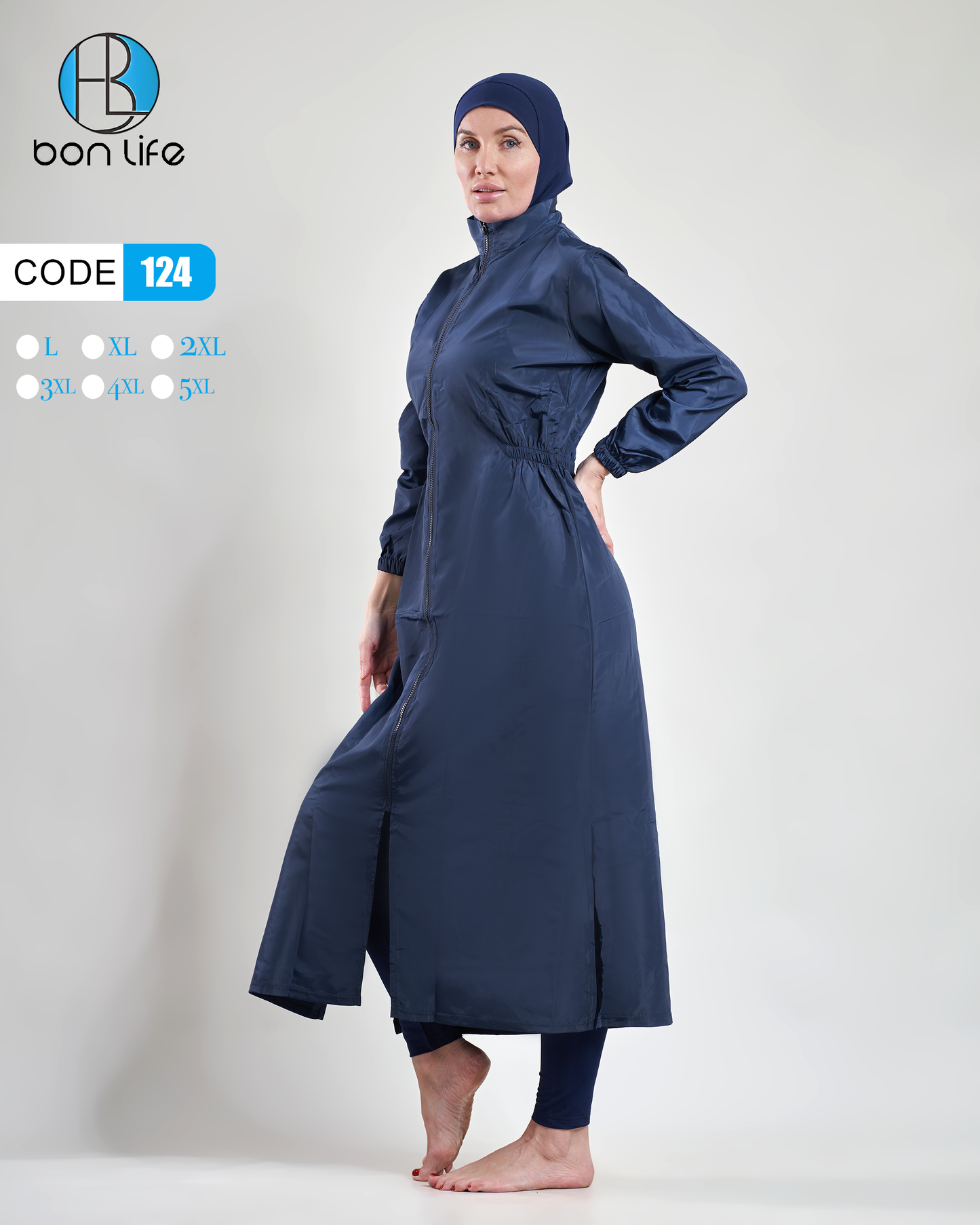عرض كامل للموديل يوضح طول وتصميم المانطو الشرعي من Bon Life وتفاصيل الخصر المحددة.