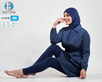عرض كامل للموديل يوضح ملاءمة تصميم المانطو القصير للمقاسات الخاصة (Plus Size) بشكل أنيق ومحتشم.