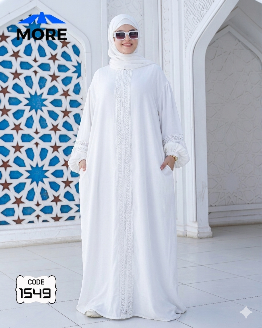 إسدال MORE الأبيض يوضح انسيابية القماش الفسكوز وطوله المثالي (160 سم) المناسب للأطوال حتى 170 سم.