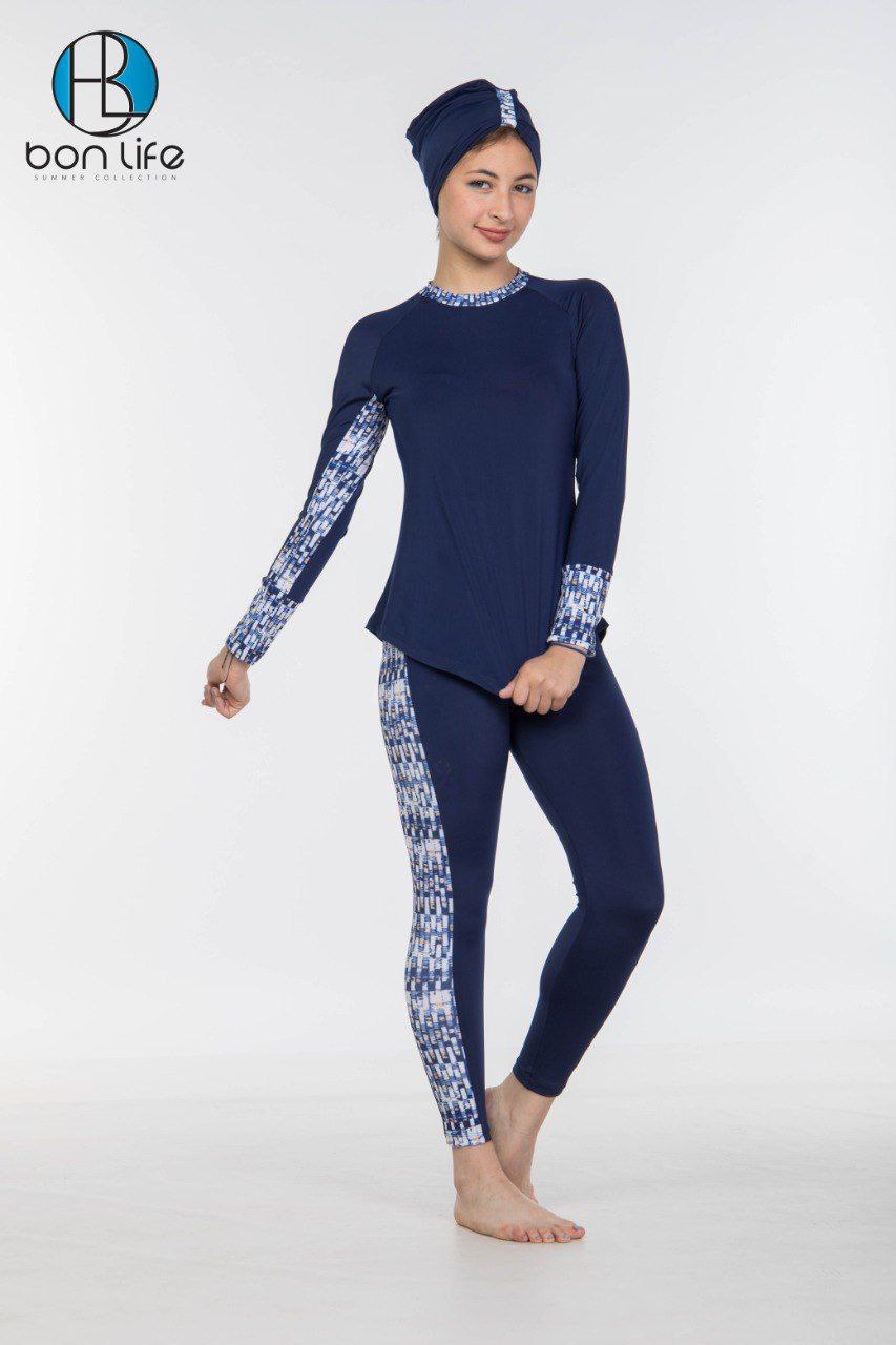 "الموديل بوضعية حركة جانبية طفيفة تظهر مرونة القماش السريع الجفاف لبوركيني بون لايف - Bon Life quick-dry swimwear flexibility"