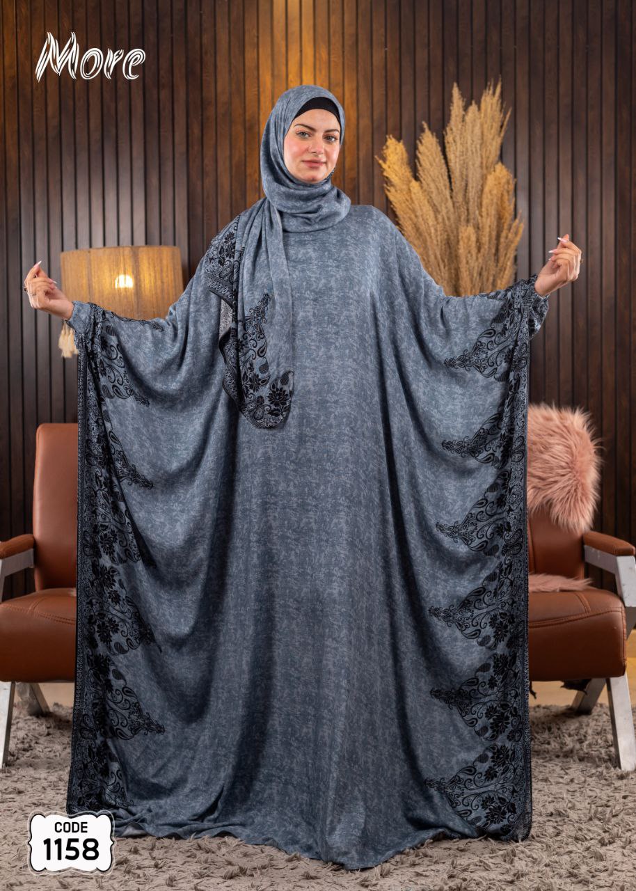 إسدال صلاة ماركة MORE كود 1158، مصنوع من الفسكوز القطن الطبيعي 100% المعالج ضد الانكماش، يتميز بلون هادئ مع كنار أسود جانبي وتصميم فضفاض ساتر.