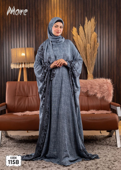 إسدال MORE فسكوز قطن 100% قطعة واحدة، يوضح التصميم الانسيابي الواسع الذي يضمن حرية الحركة والخشوع، مع ضمان ثبات المقاس وعدم الانكماش بعد الغسيل.